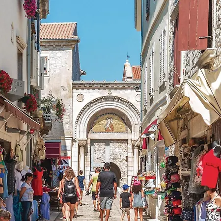 1 Bedroom Amazing In Apartment Porec